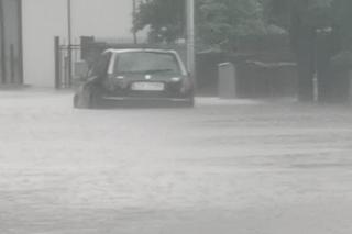 Koszmarne skutki niszczycielskiej nawałnicy. Woda wdarła się do domów, zatopione auta