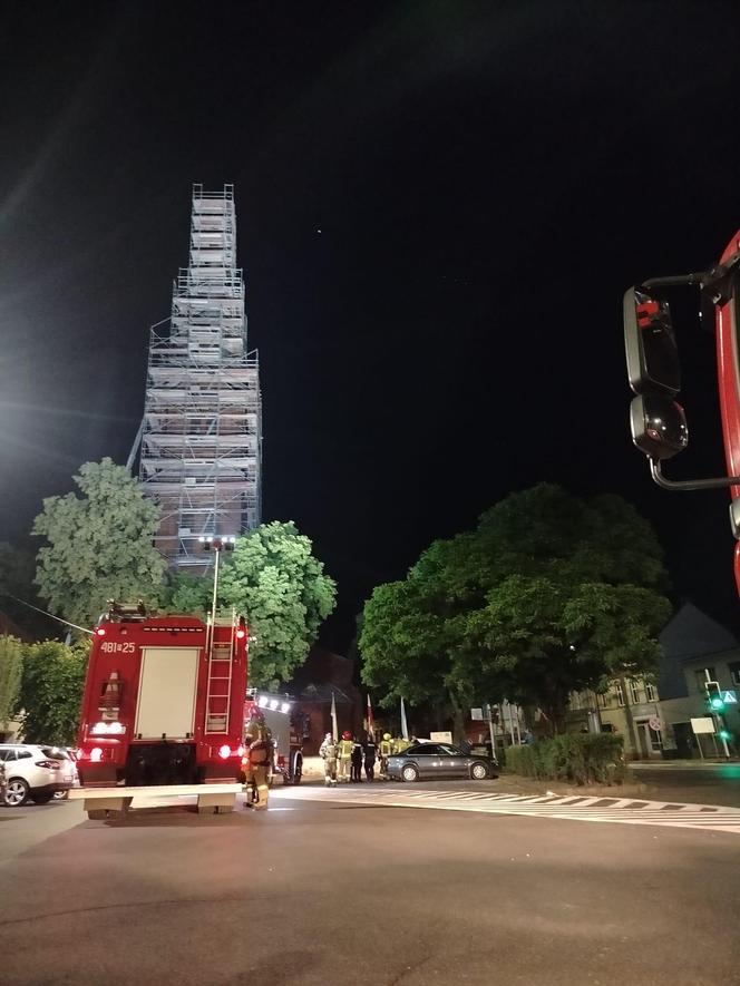 Wdrapał się po rusztowaniu na 60-metrową wieżę kościoła! Tak się tłumczył. Nie do wiary!