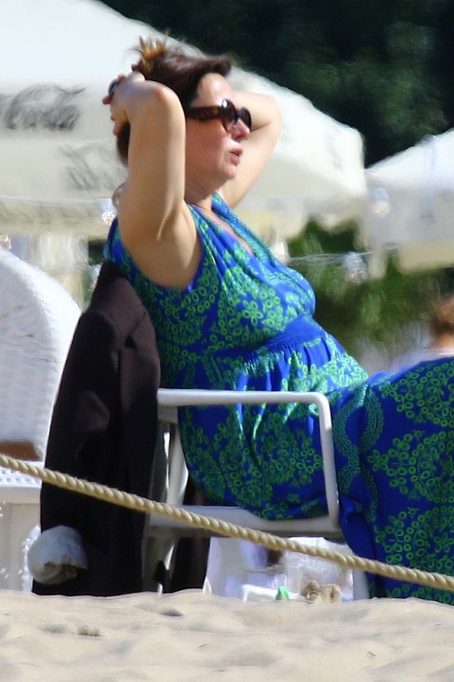 Renata Dancewicz kurzy na plaży