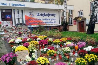 Chryzantemy i znicze pod siedzibą PiS w Szczecinie