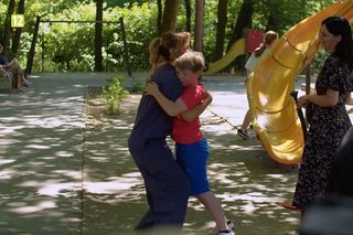 M jak miłość. Kama (Michalina Sosna), Iza (Adriana Kalska), Szymek (Staś Szczypiński)