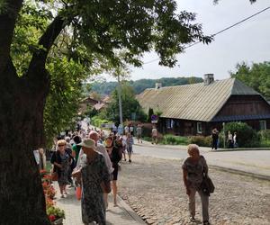 Rocznica koronacji Matki Bożej Kębelskiej w Wąwolnicy. Pojawiło się tysiące wiernych. Zobacz