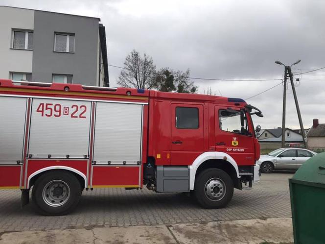 Knyszyn. Kot utknął w rurze. Musieli interweniować strażacy
