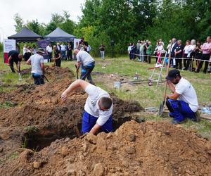 Mistrzostwa w kopaniu grobów na czas w Targach Kielce