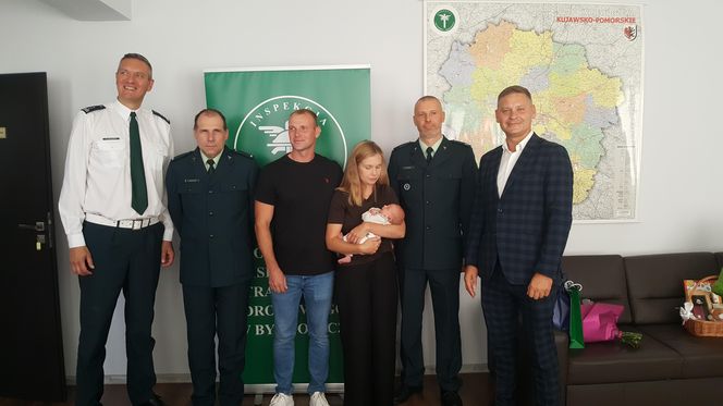 Funkcjonariusze ITD pomogli Wandzie bezpiecznie przyjść na świat. Mają nadzieję, że kiedyś przyjdzie na służbę