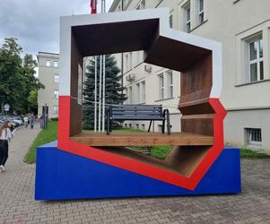 Kontrowersyjna instalacja w centrum Olsztyna