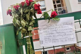 Przyczepił bukiet czerwonych róż i list do ogrodzenia. Ta historia wywołuje łzy wzruszenia