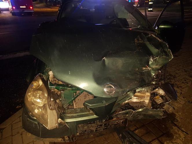 Groźny wypadek w Łabiszynie! Samochód ciężarowy WBIŁ się w blok [ZDJĘCIA]