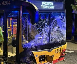 Dramatyczny wypadek we Włochach. Autobus zdzerzył się z osobówką