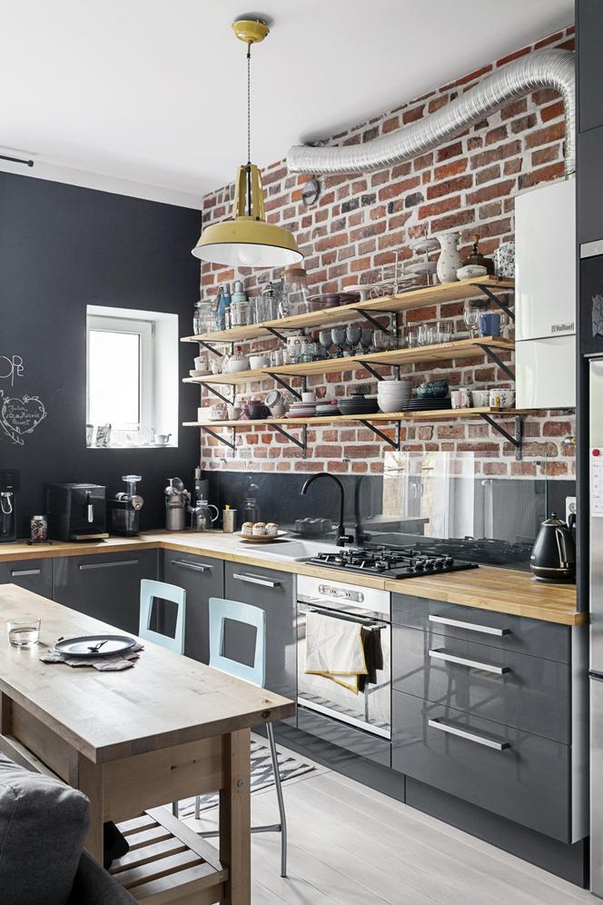 Czarna kuchnia – z tablicówką na ścianie