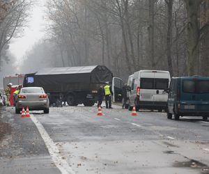 Wypadek ciężarówki z żołnierzami pod Warszawą. Jedna osoba nie żyje, pięć w szpitalu