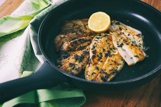 Bogate w kwasy omega-3, ubogie w rtęć. Ryby, które warto często jadać