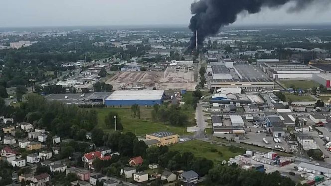 Pożar składowiska opon w Toruniu. Dym widoczny z daleka