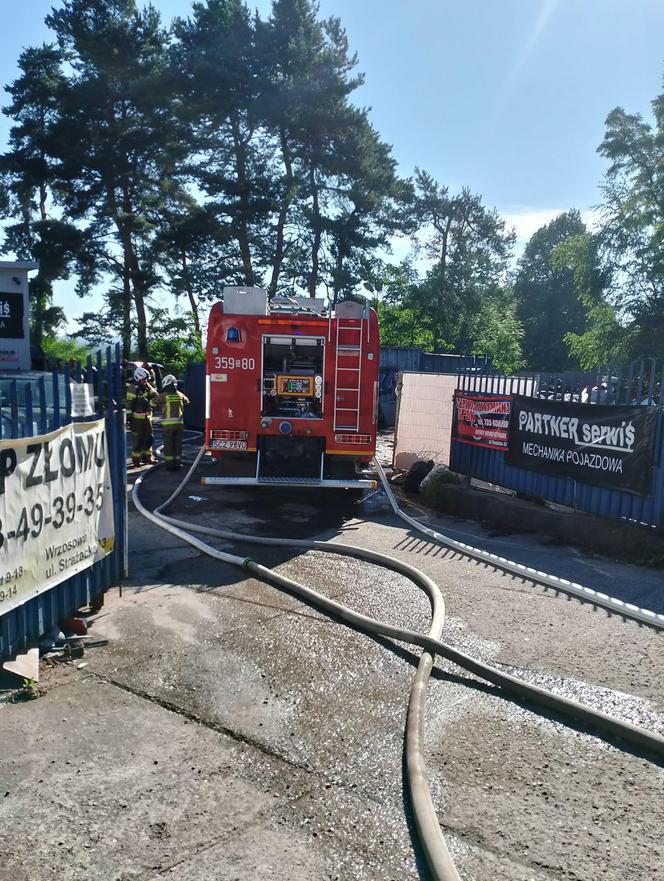 Pożar samochodów we Wrzosowej. Ogniem objęte były samochód osobowy i dostawczy