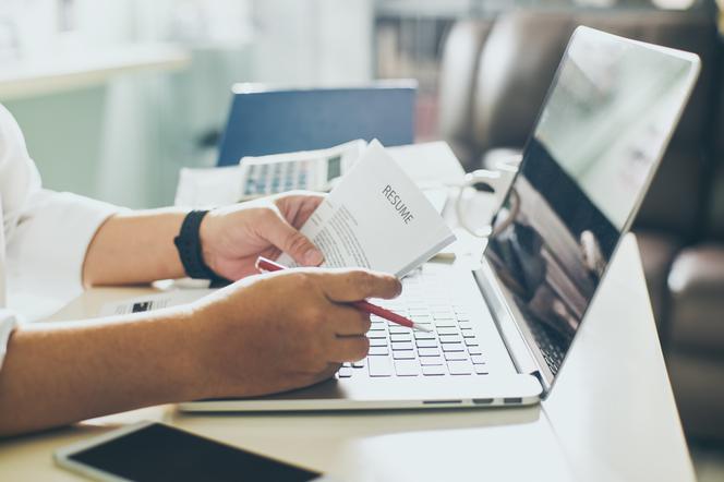 Jeśli pracujemy na komputerze stacjonarnym, warto zastanowić się nad wyborem większego biurka zdolnego pomieścić nasz PC.