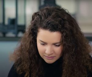 Zeynep przymierzy suknię ślubną, a Ege oszaleje na jej widok.