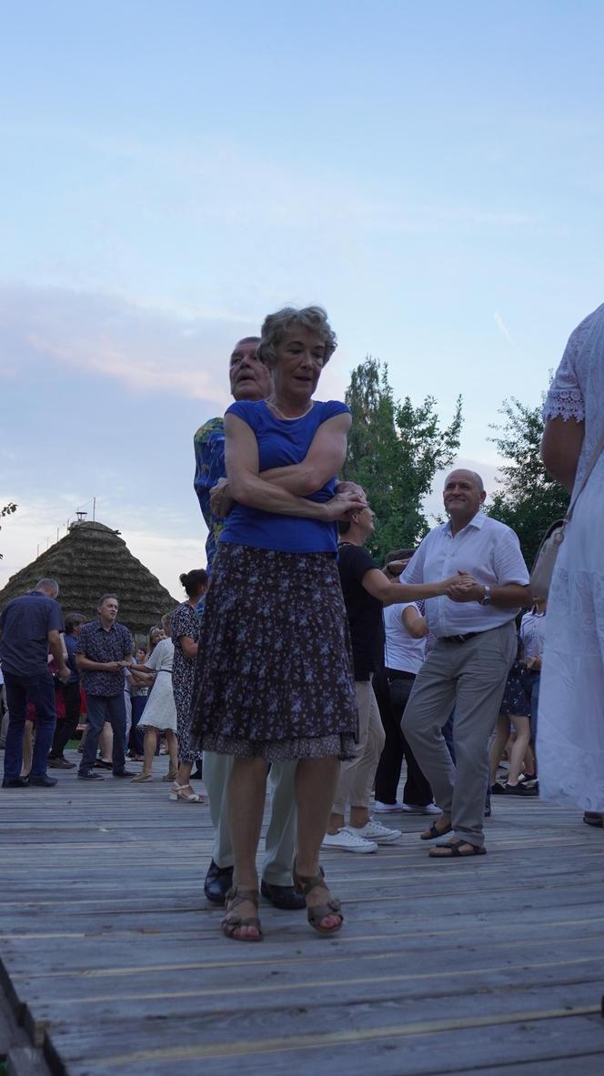 „Tańcowali” na parkiecie w Muzeum Wsi Lubelskiej aż miło było patrzeć! FOTORELACJA z sobotniej potańcówki