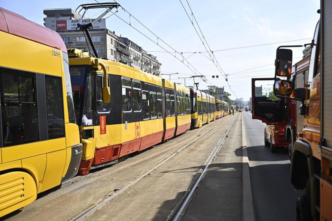 Zderzenie tramwajów w centrum Warszawy. 13 osób rannych, ruch tramwajowy wstrzymany