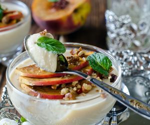 Brzoskwiniowe tiramisu. Włoski deser w czarującej odsłonie na lato