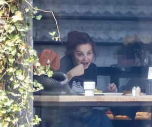 Małgorzata Socha stroi miny przy bajglu