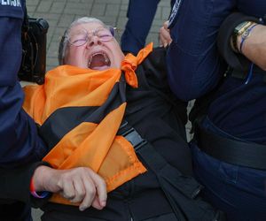 Babcia Kasia wyniesiona przez funkcjonariuszy policji. Co się stało?