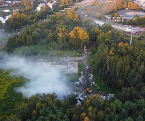 Pożar dzikiego wysypiska śmieci w Dąbrowie Górniczej