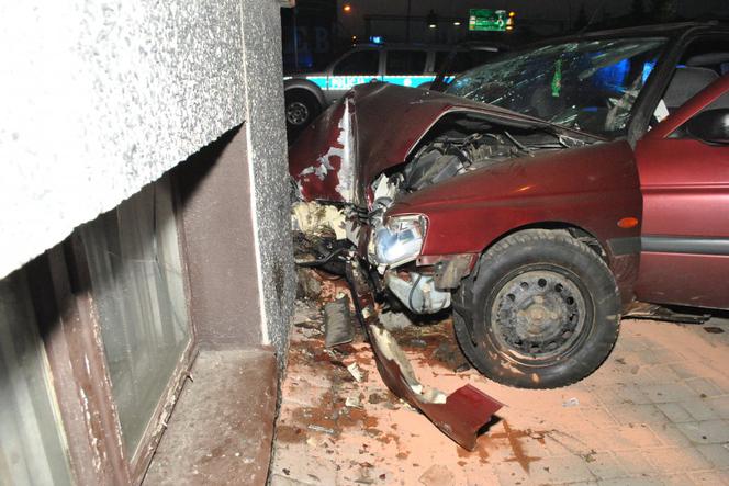 Podkarpacie: Policyjny pościg za pijaną 19-latką bez prawa jazdy zakończył się wypadkiem [ZDJĘCIA]