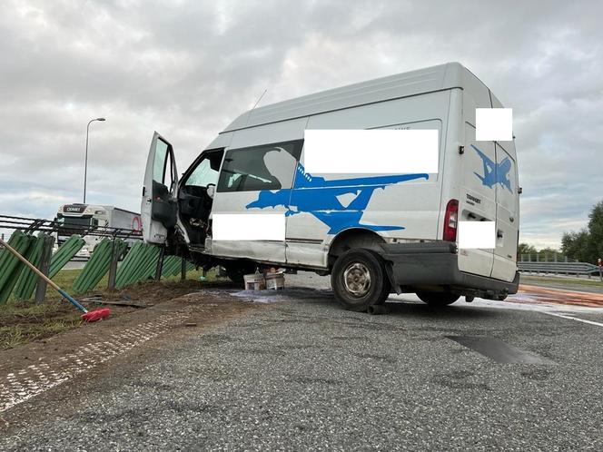 Wypadek na A1 pomiędzy Nowymi Marzami i Grudziądzem! Dostawczak wbił się w barierki