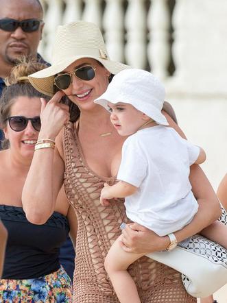 Simon Cowell z rodziną na plaży