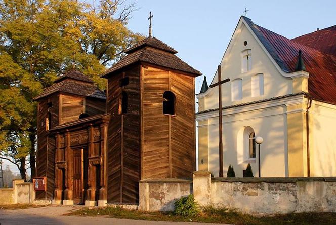 Zabytkowa drewniana dzwonnica przy kościele parafialnym w Krynkach