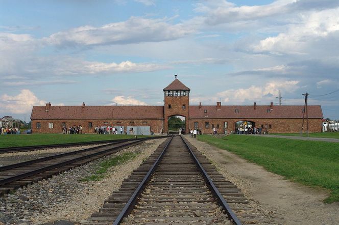 Skandal w Muzeum Auschwitz-Birkenau. Ośmiu turystów zatrzymanych