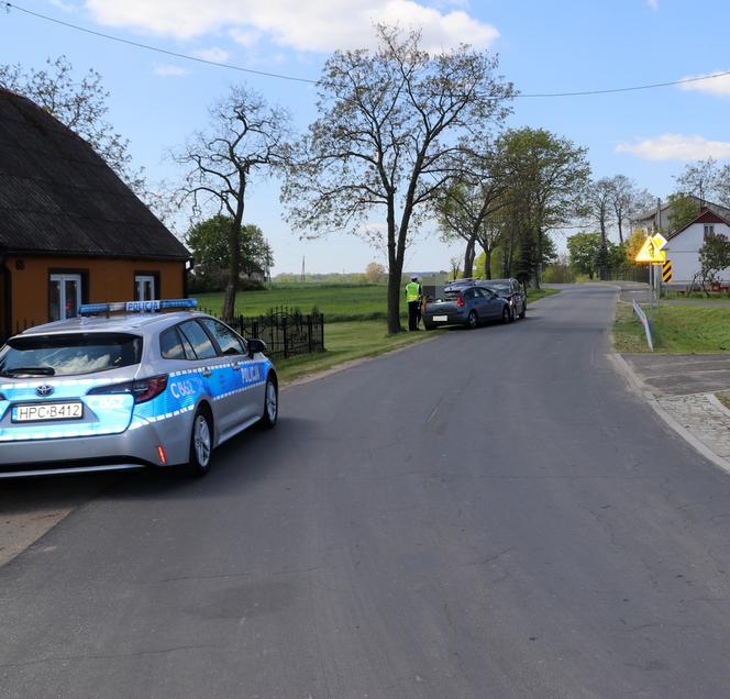 Czołowe zderzenie w gminie Piotrków Kujawski. Pijany sprawca uciekał przed policją