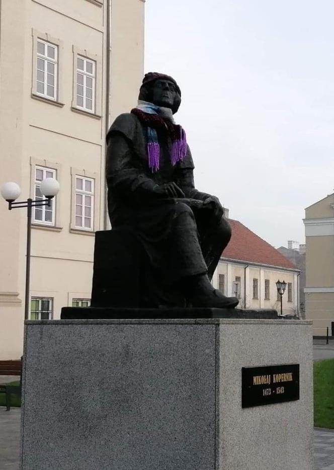 Mikołaj Kopernik w wełnianej czapce i szaliku. Astronoma ubrali licealiści!
