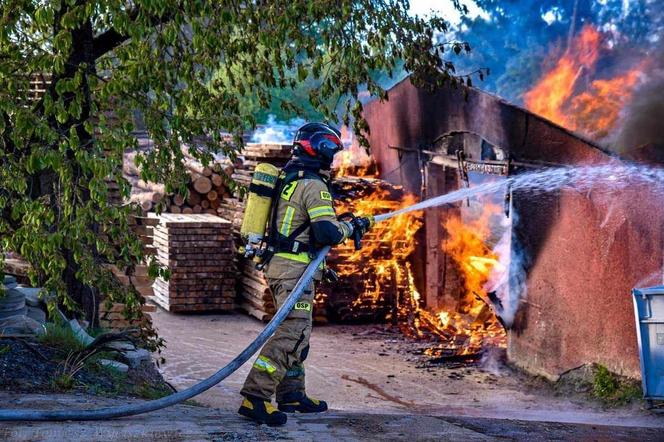 81 strażaków w akcji. Trzeba było ściągnąć specjalistyczny sprzęt