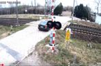 O krok od tragedii. Samochód zepsuł się im na przejeździe. LIczyły się sekundy