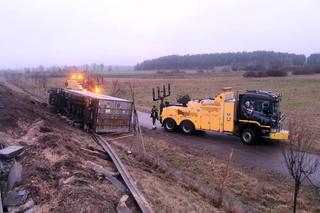 Koszmarny wypadek na S7. Kierowca lawety zginął, gdy ładował na nią zepsute auto [ZDJĘCIA]