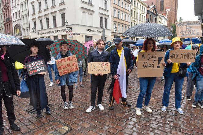 Tłum zwolenników aborcji protestował w centrum miasta. Manifestacja ruszyła pod kurię biskupią i siedzibę PiS