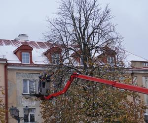 Białystok pod śniegiem. W mieście pojawiły się pierwsze świąteczne ozdoby