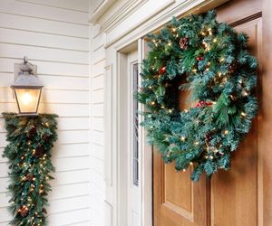 Dekoracje drzwi wejściowych na Boże Narodzenie