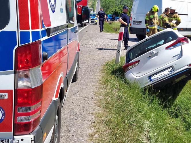 Wypadek na DK 42 w Parszowie. Auto wylądowało w rowie