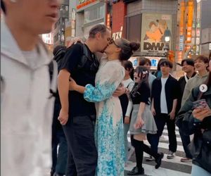 Anna Mucha w obłędnej kiecce migdali się z ukochanym na środku zatłoczonej ulicy! Co za sceny!