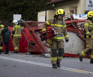 Wieliczka. Dźwig przewrócił się na kontener pracowniczy