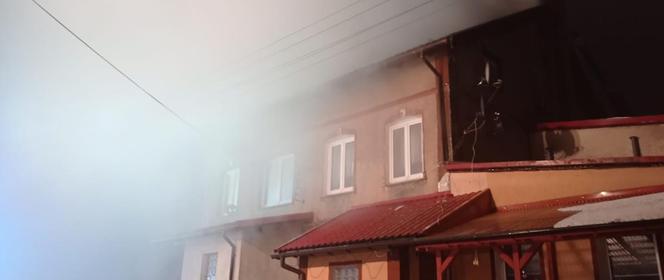   Pożar budynku wielorodzinnego w Pozezdrzu. PIĘĆ RODZIN straciło dach nad głową [ZDJĘCIA]