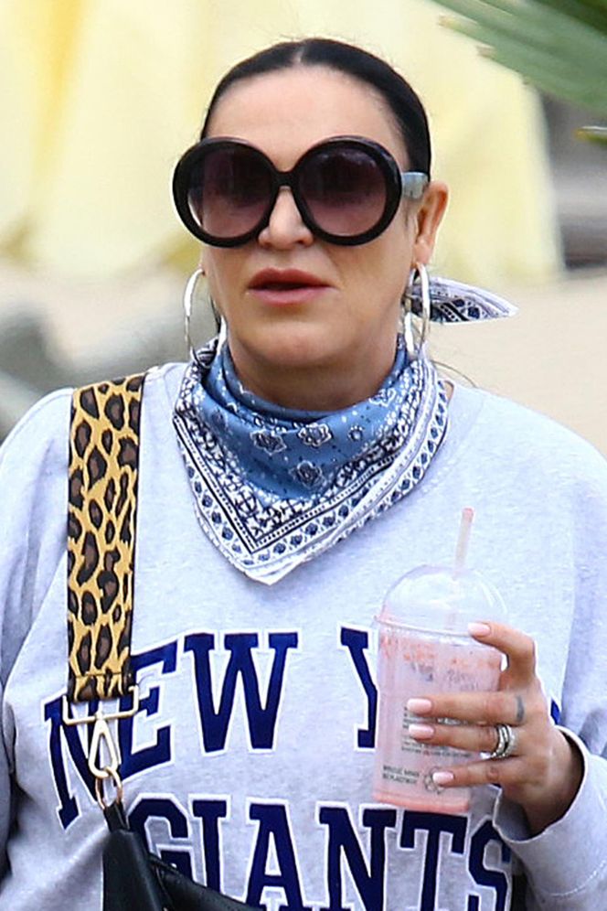 Kayah. Leczyła gardło i opalała kolana