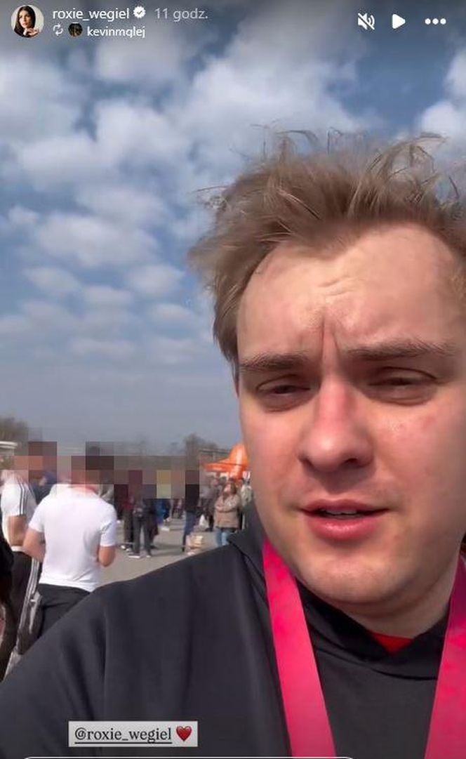 Roxie Węgiel  biega z Kevinem