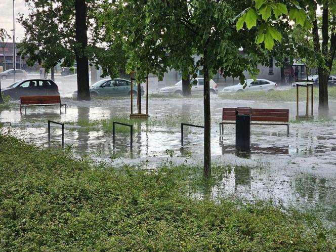 Nawałnica nad Gnieznem. Miasto zalały strumienie wody po ulewie i gradobiciu [ZDJĘCIA].