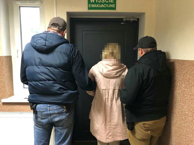 Zaatakował przechodnia nożem do tapet! Rodzina broniła agresora przed policją