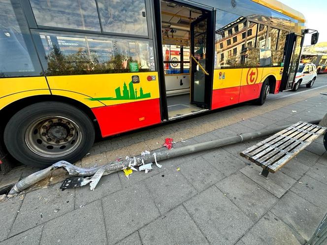 Kierowca autobusu miejskiego gruchnął w latarnię. Ta runęła na kobietę!