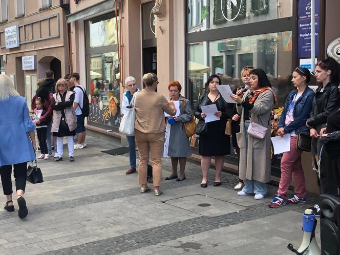 Protest „Ani Jednej Więcej!” w Rybniku. Protestowano przed biurem PiS [ZDJĘCIA]