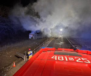 Pożar ciągnika z naczepą na DK 79 w Jaworznie. Kierujący trafił do szpitala